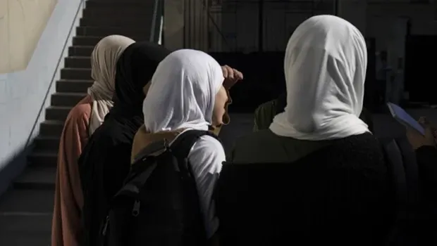 Fransa'da aşırı sağcılardan başörtüsü takanlara para cezası vaadi