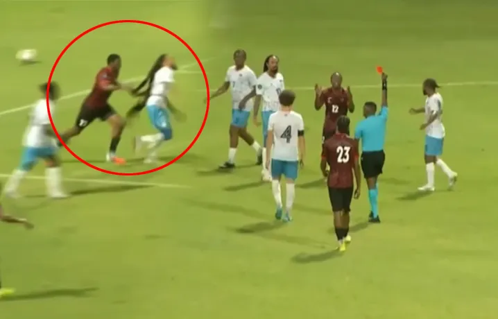 Futbol tarihinde görülmedi. Saçını çeken kırmızı yedi, 9 kişi kaldılar