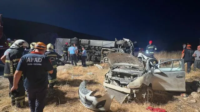 Gaziantep'te yolcu midibüsü ile otomobil çarpıştı: 3 ölü, 17 yaralı