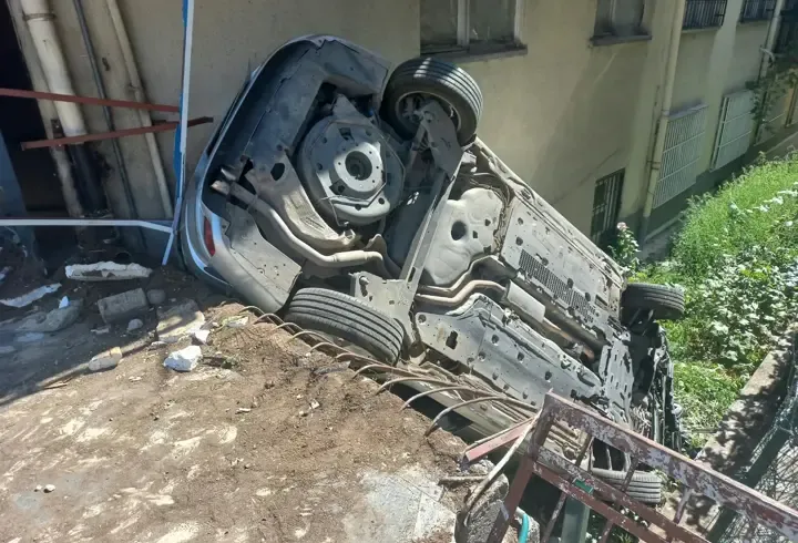 Hafif ticari araçla çarpışan otomobil, bahçeye devrildi: 1 yaralı