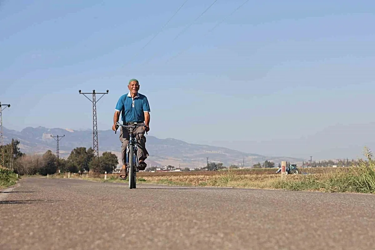 Hatay'da 85 yaşındaki Hacı Bayram Yıldız, 35 yıldır bisikletle günde 20 km yol kat ediyor.