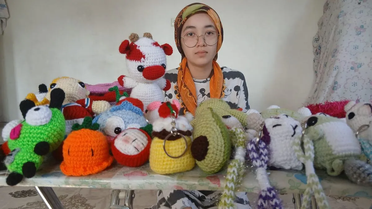 Hayatları ip bebeğe bağlı: Afşin’de lise öğrencisi Zeynep, okul masrafları için el emeği ürünler yapıyor