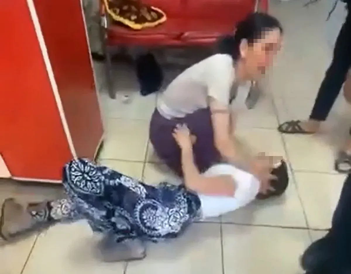 Hırsızlık İçin Eve Girmeye Çalışan 2 Şüpheli Mahalleliye Yakalandı