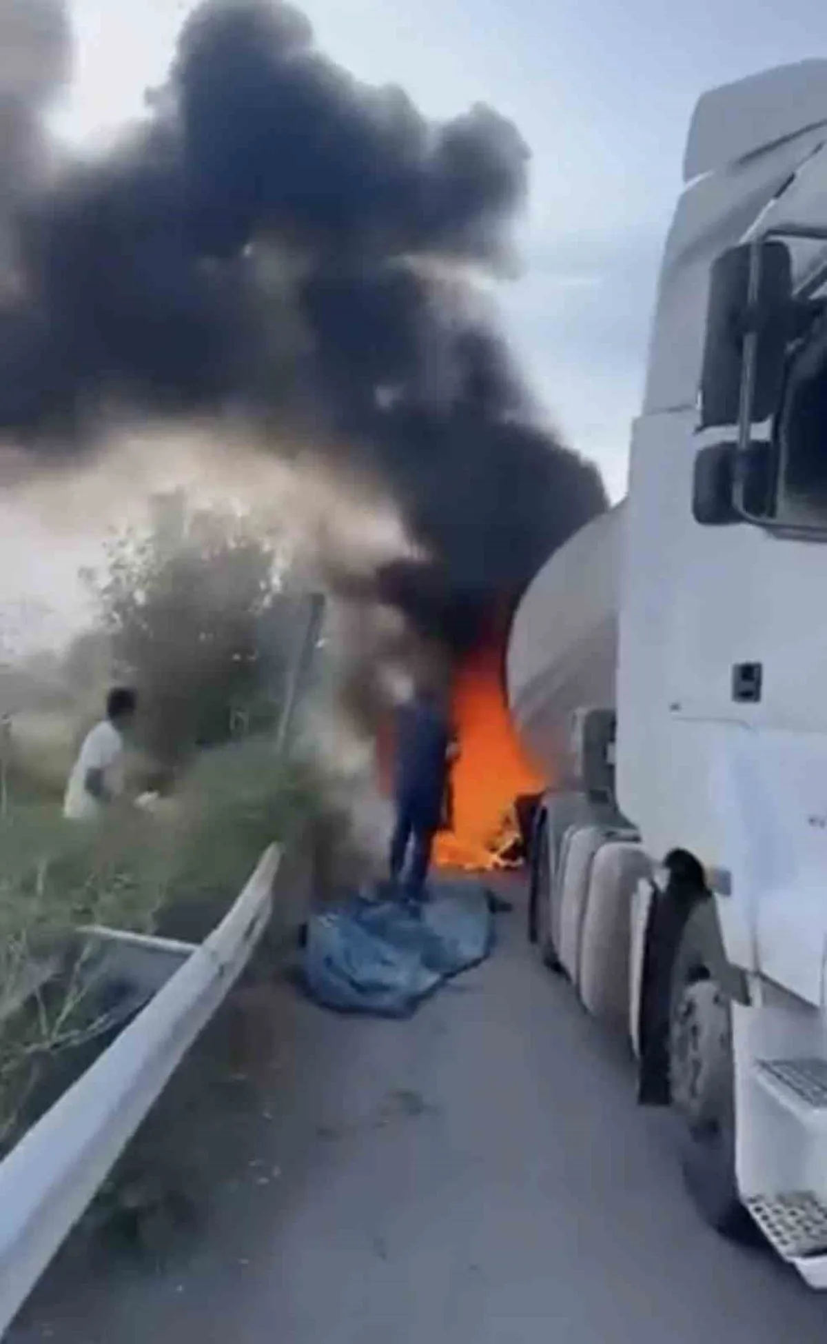 Iğdır'da Çimento Tankerinin Lastikleri Alev Aldı