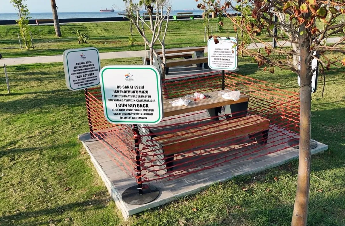 İskenderun'da Çöp Bırakılan Oturma Grubu 'Sanat Eseri' Olarak Sergilenmeye Başlandı