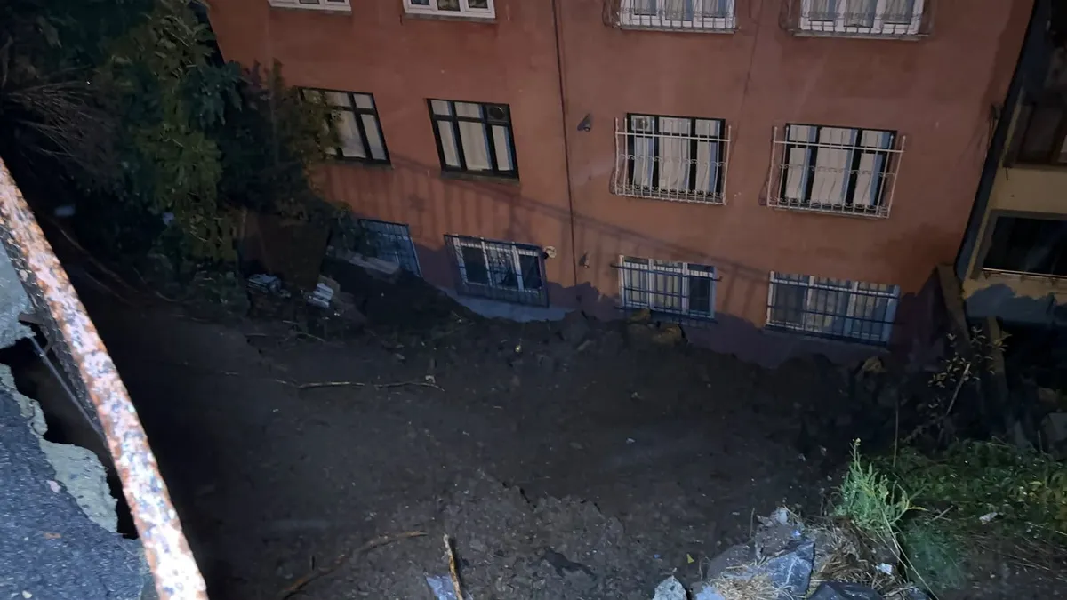 İstanbul Eyüpsultan'da sağanak sonrası toprak kayması, 25 kişi tahliye edildi