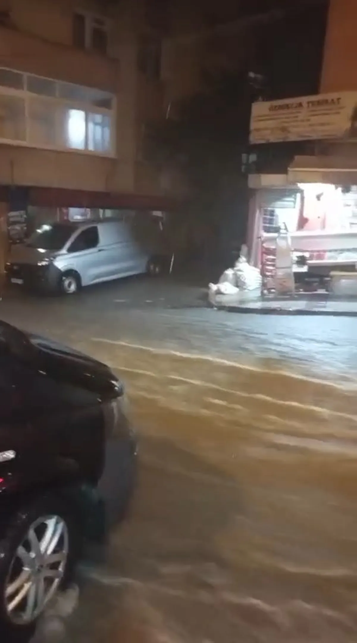 İstanbul'da sağanak artarken Sultangazi ve Gaziosmanpaşa'da yollar göle döndü