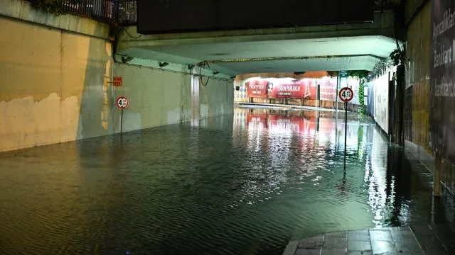 İstanbul'da sağanak etkili oldu: Toprak kaydı, yollar göle döndü