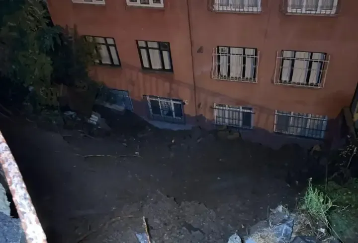 İstanbul'da toprak kayması: Apartmandaki 25 kişi tahliye edildi