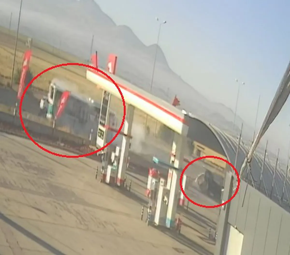 Kayseri'de Minibüs Halk Otobüsüne Çarptı: 3 Yaralı, Kaza Anı Kamerada