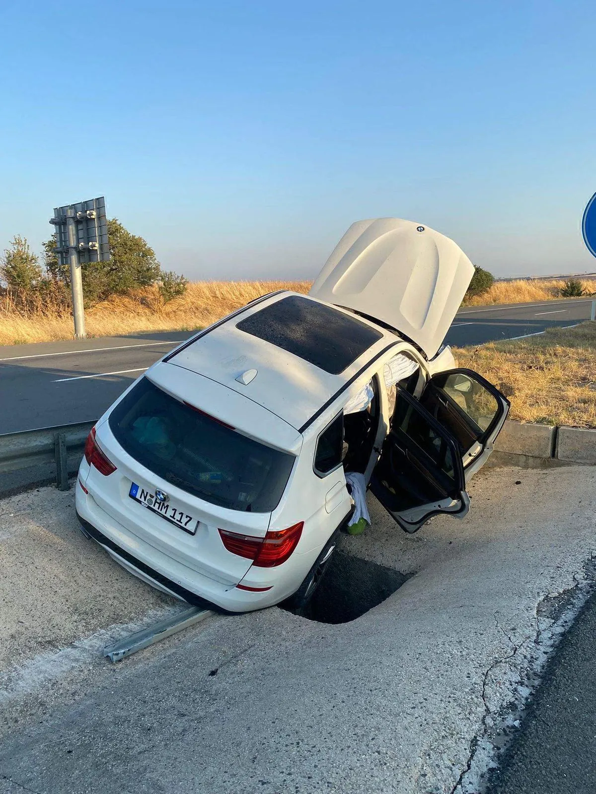 Keşan'da Gurbetçi Ailenin Otomobili Kavşak Duvarına Çarptı: 4 Yaralı
