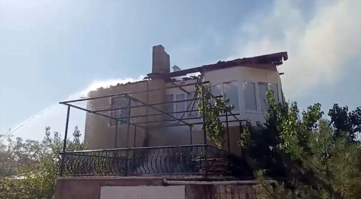 Kırıkkale'de Müstakil Evin Çatısında Yangın