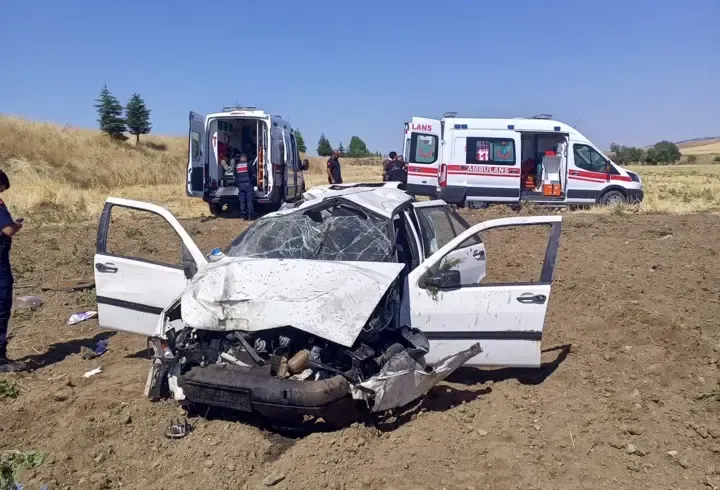 Kırıkkale'de otomobil tarlaya devrildi: 2 yaralı