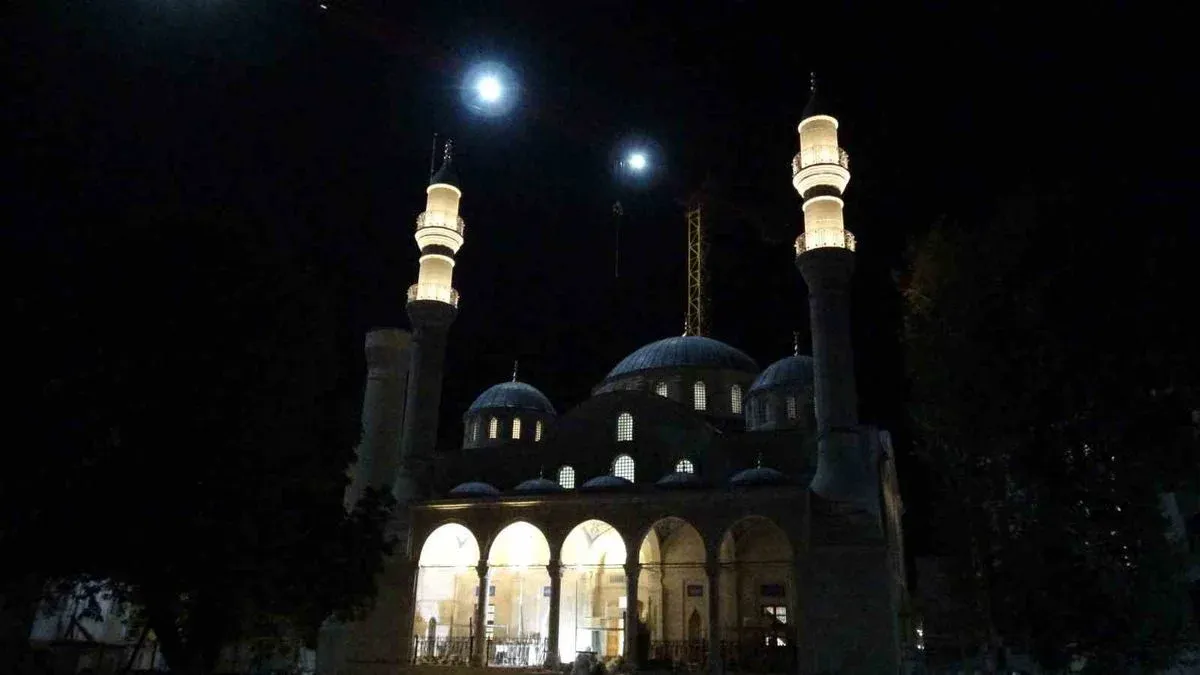 Malatya'daki tarihi Yeni Cami'de ışıklar yandı