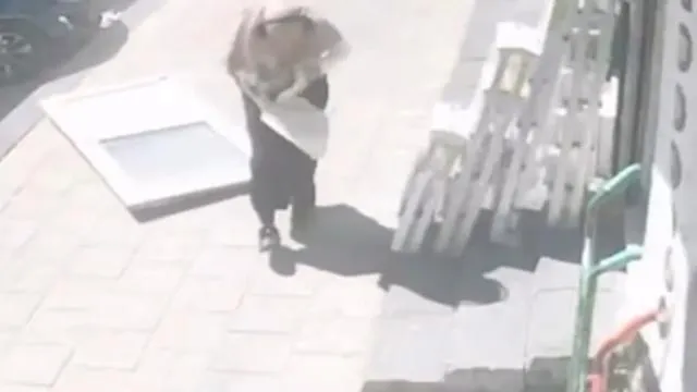 Metrelerce yüksekten düşen kapıdan saniyelerle kurtuldu