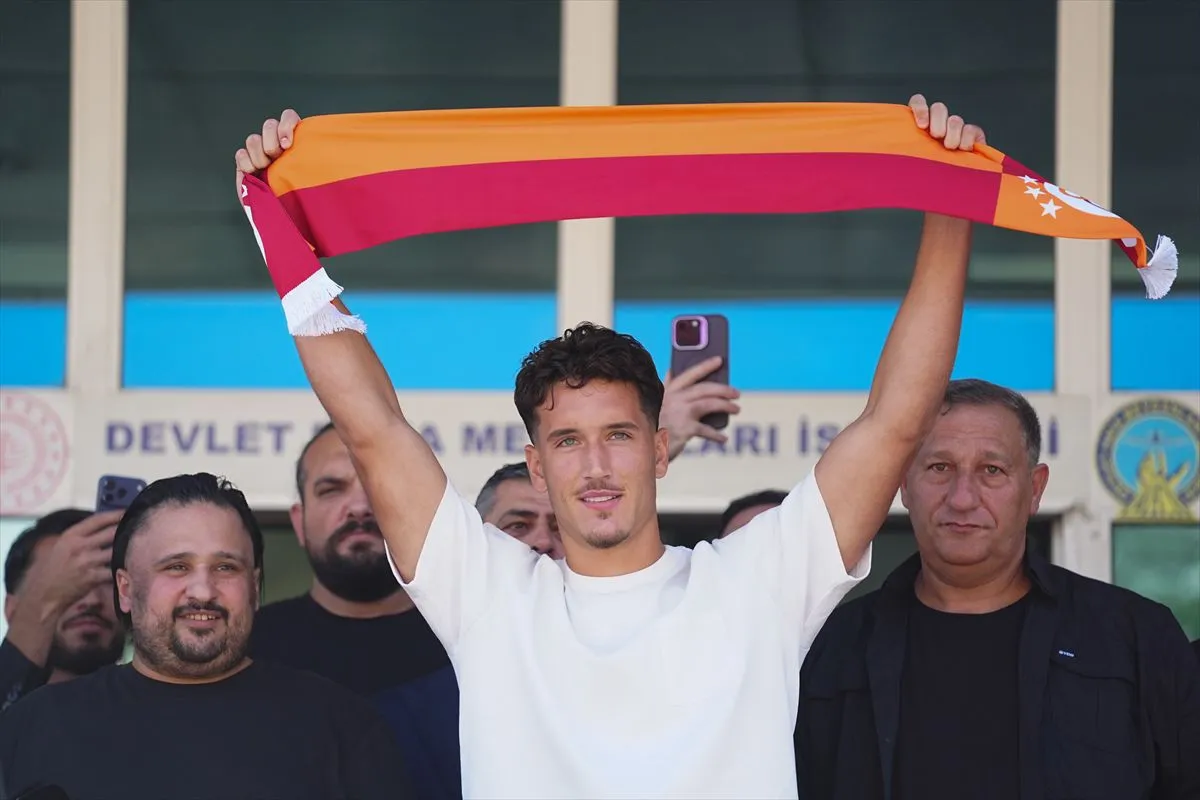 Milli futbolcu Deniz Gül, Galatasaray için İstanbul'a geldi