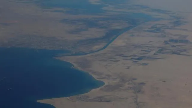 Mısır, Süveyş Kanalı'nın 'güvenli' olduğunu duyurdu