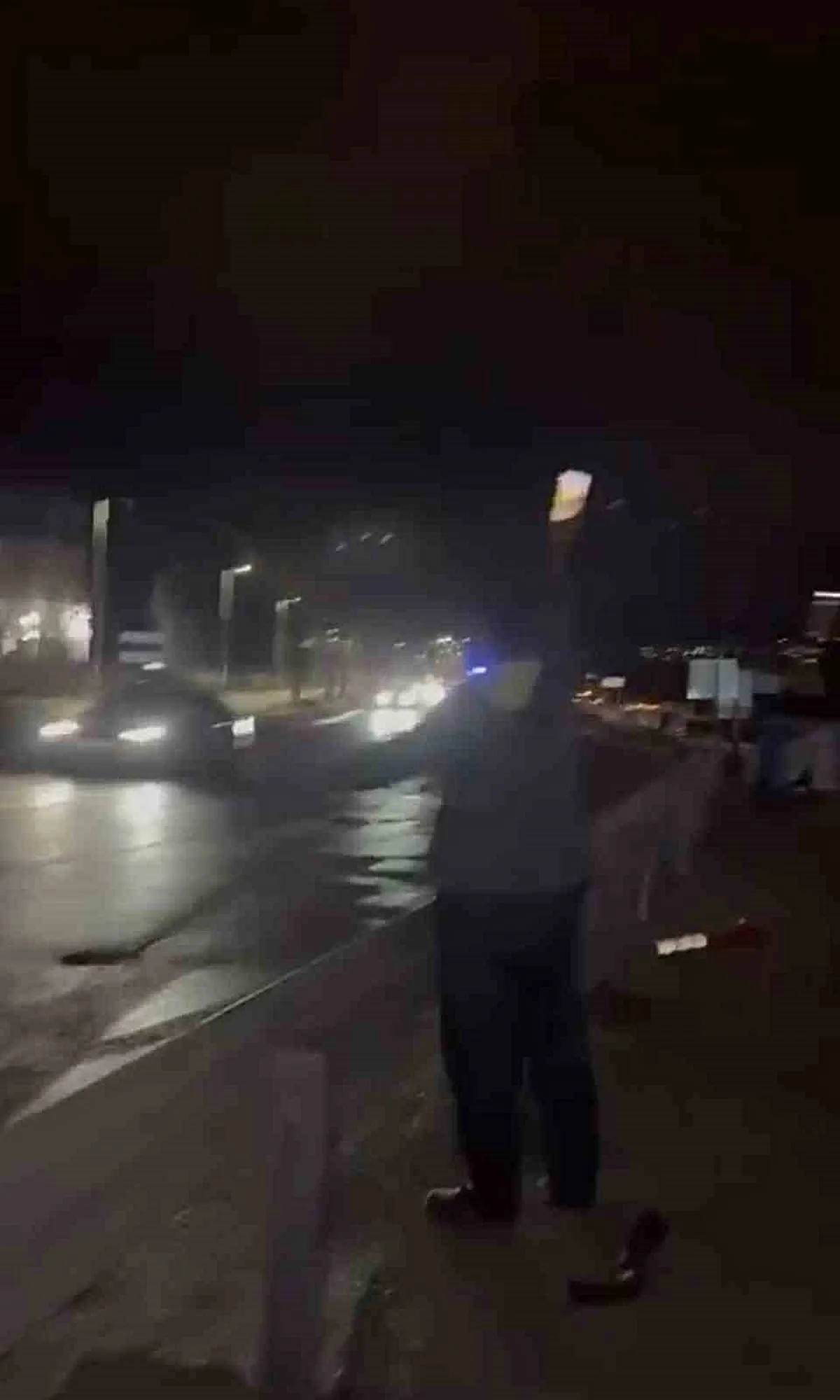 Motosiklet bariyerlere çarptı, gençler cep telefonu ışığıyla trafiği durdurdu
