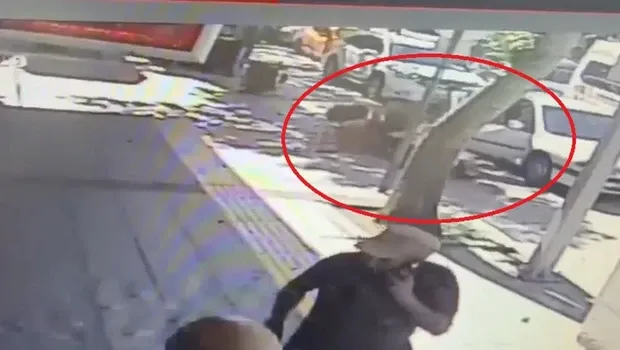 Motosikletli, otomobilin açılan kapısına çarptı: O anlar kamerada