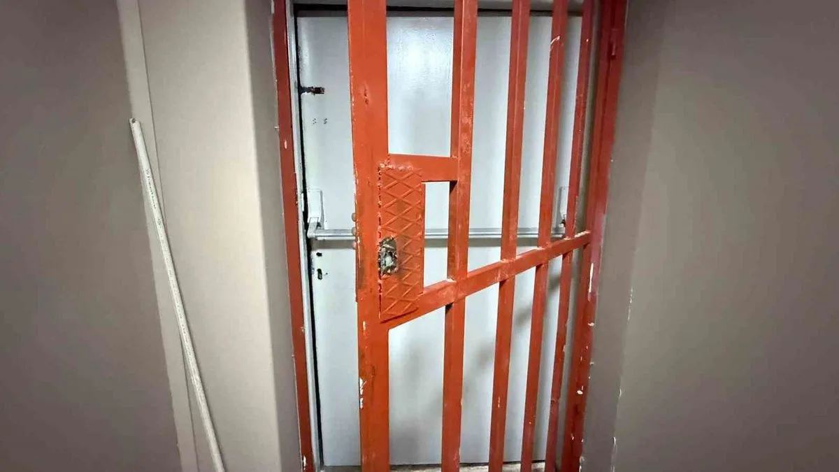Mühürlü mekana gizli kapıyla işletme