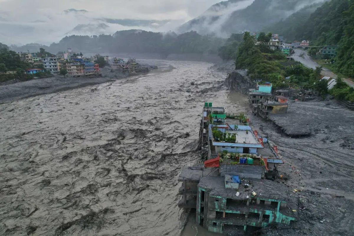 Nepal'de Sel Felaketi: 939 Ölü, 300 İşçi Mahsur