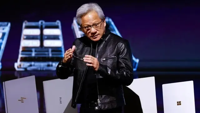 NVIDIA CEO'su Jensen Huang: "Yapay Zekâ Modelleri Kontrol Edilemiyorsa Laboratuvarlar Kapatılmalı"