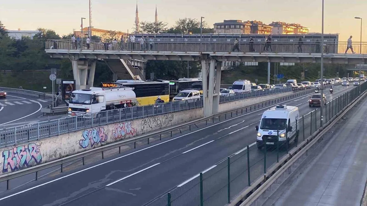 Okmeydanı'nda Tanker Arızası Trafiği Kilitledi