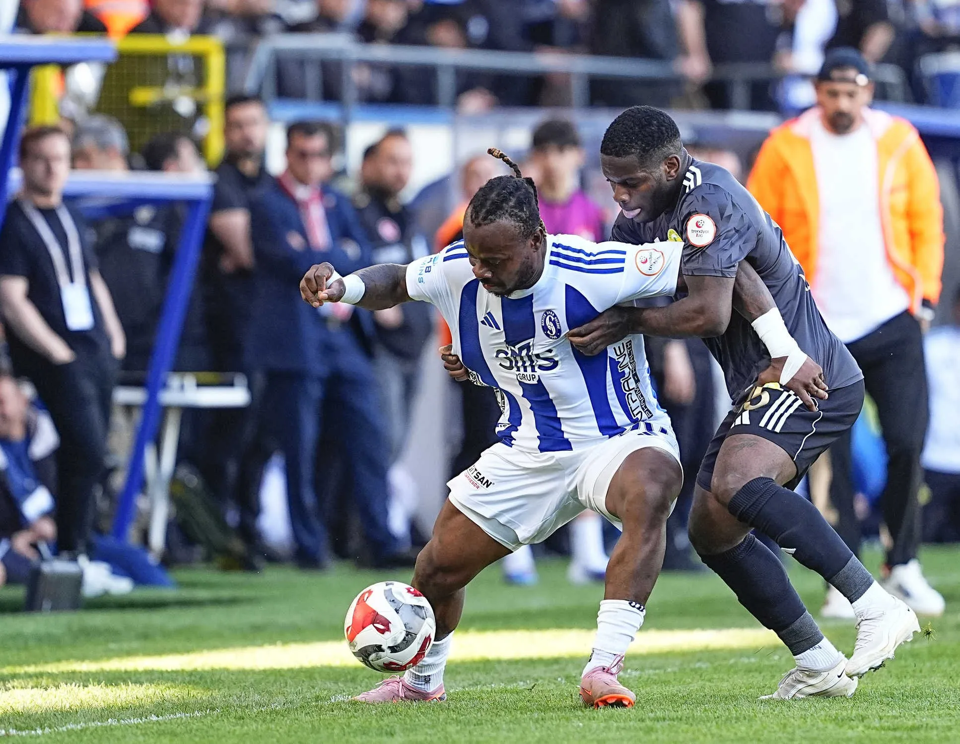 Orfa Yapı Pendikspor 10 kişi kaldı, SMS Grup Sarıyer 3 puanı kaptı