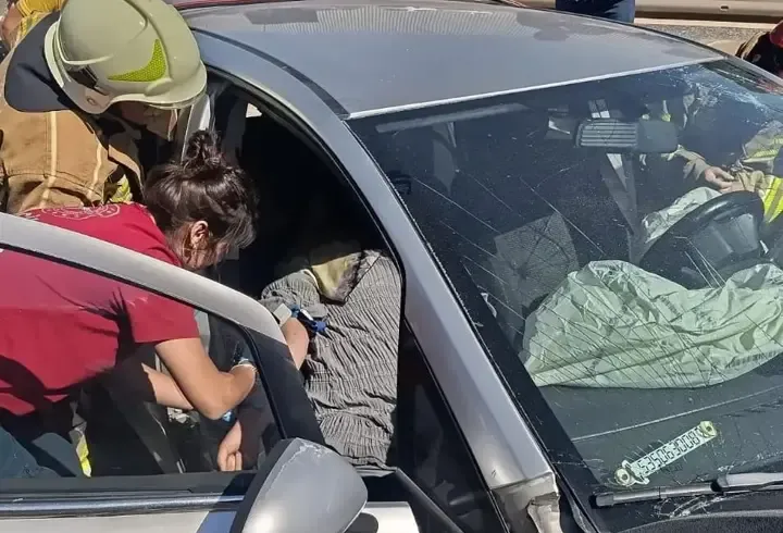 Otomobil bariyerlere çarpıp, refüje düştü; 1’i ağır 3 yaralı
