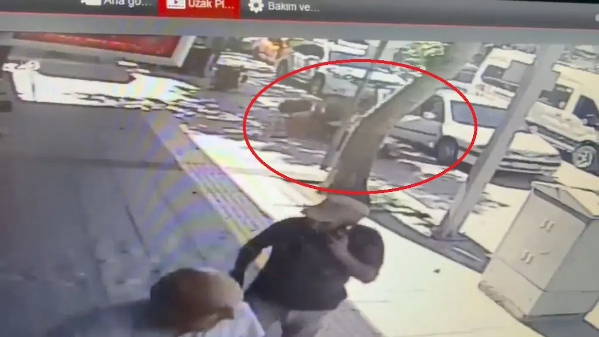 Otomobilin açılan kapısına çarpan motosikletin sürücüsü yaralandı