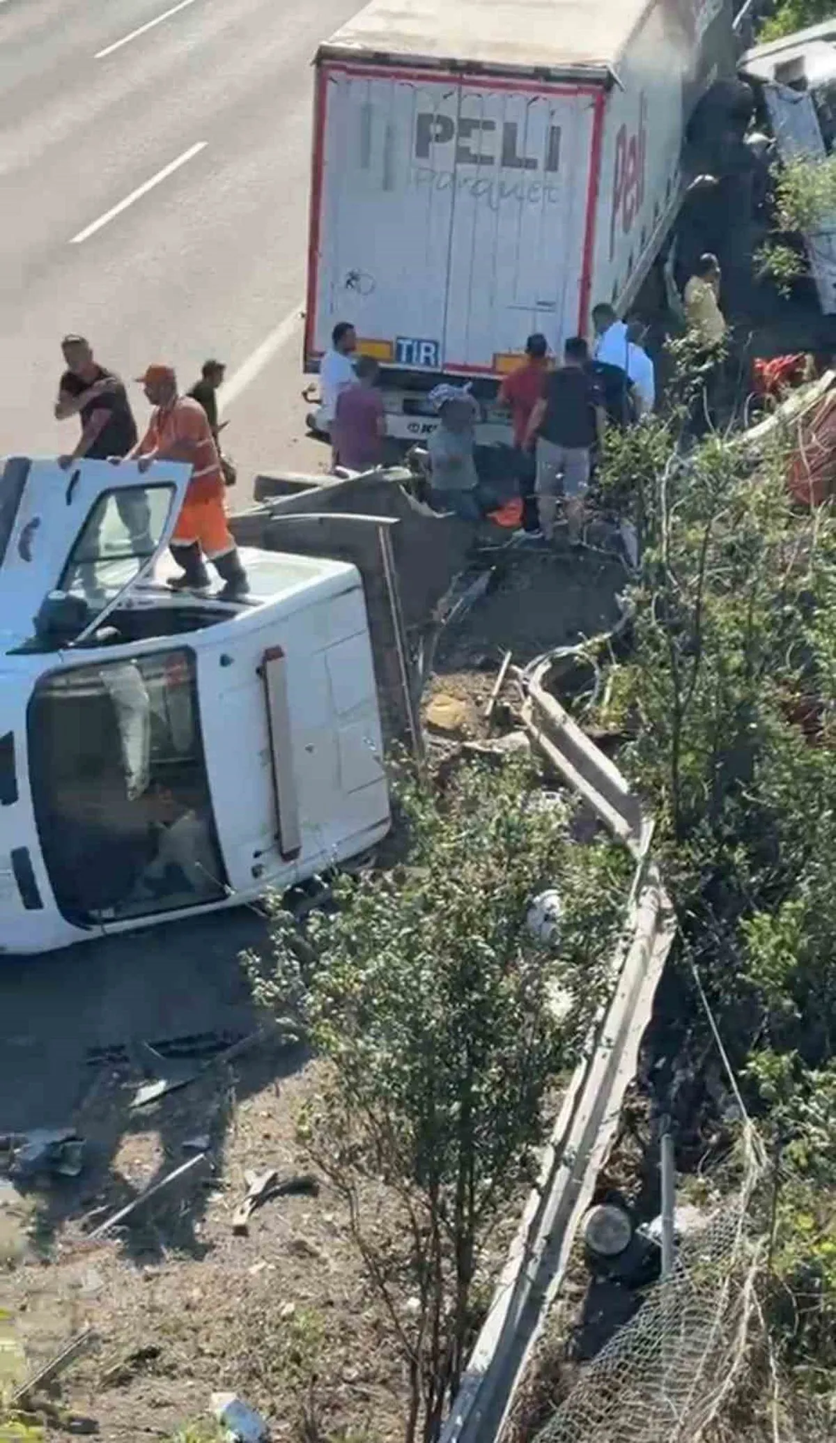 Otoyolda çekici ot biçme aracına çarptı: 3 yaralı