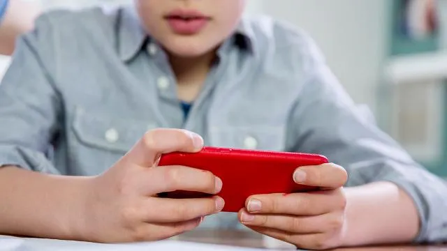 Polonya'da ilkokullarda telefon yasağı