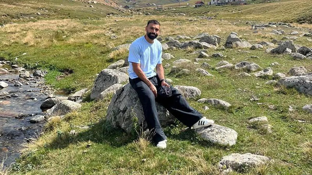 Salah'ın oturduğu taş meşhur olmuştu. Yanına konulan tabela ve bank bir gecede kayboldu