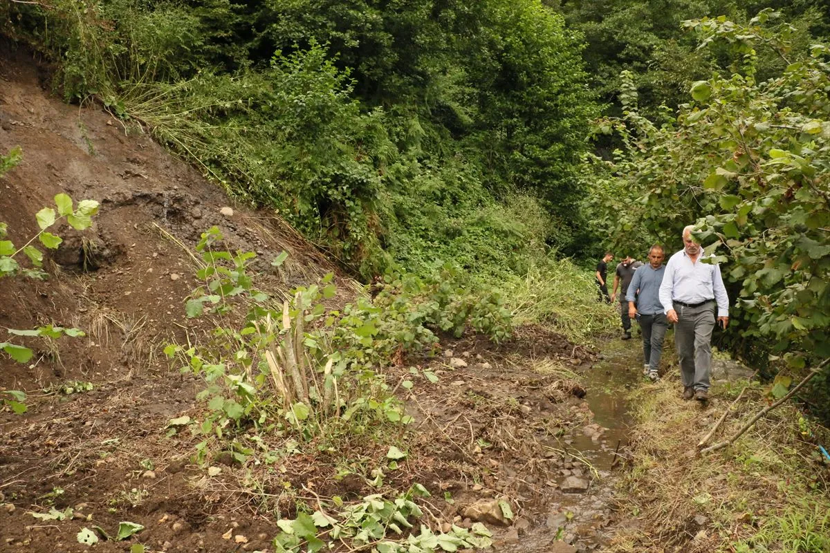 Salıpazarı'nda Sağanak Heyelana Yol Açtı, Yollar Ulaşıma Kapandı