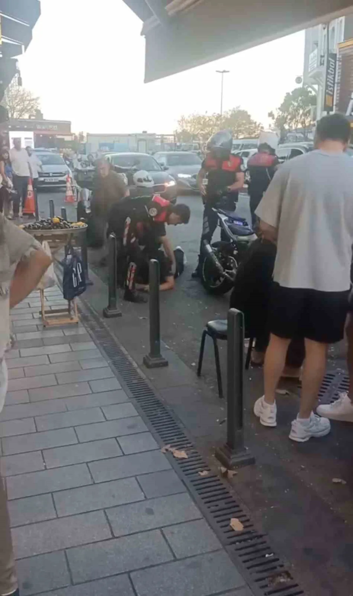 Sarıyer'de plakasını katlayan motosiklet sürücüsü yakalandı, bir polis memuru yaralandı