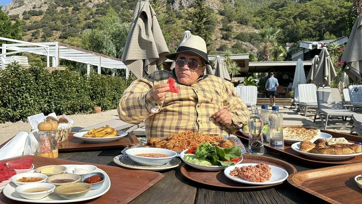 Şarkıcı Aydın Aydın, Ölüdeniz'de Şişme Kıyafetle İsrafa Dikkat Çekti