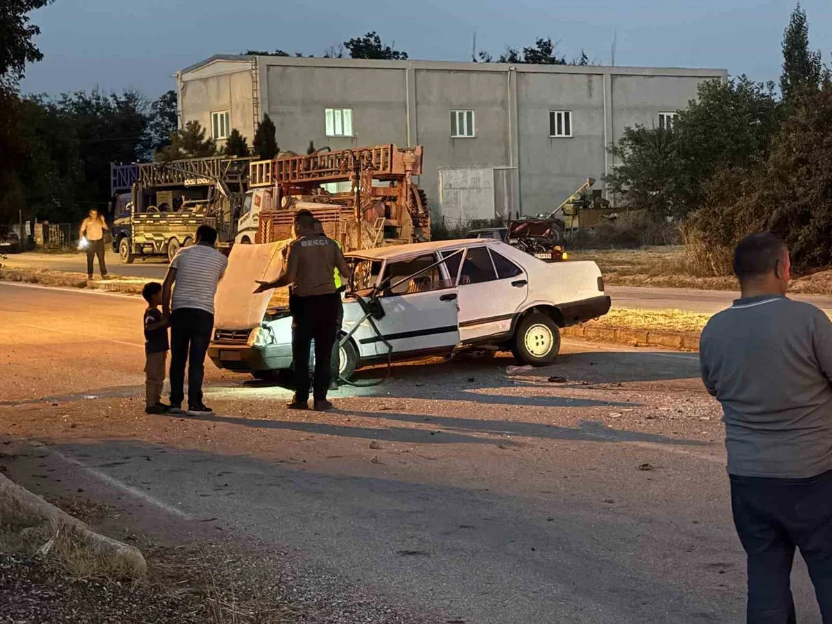Şarkikaraağaç'ta Trafik Kazası: 4 Yaralı