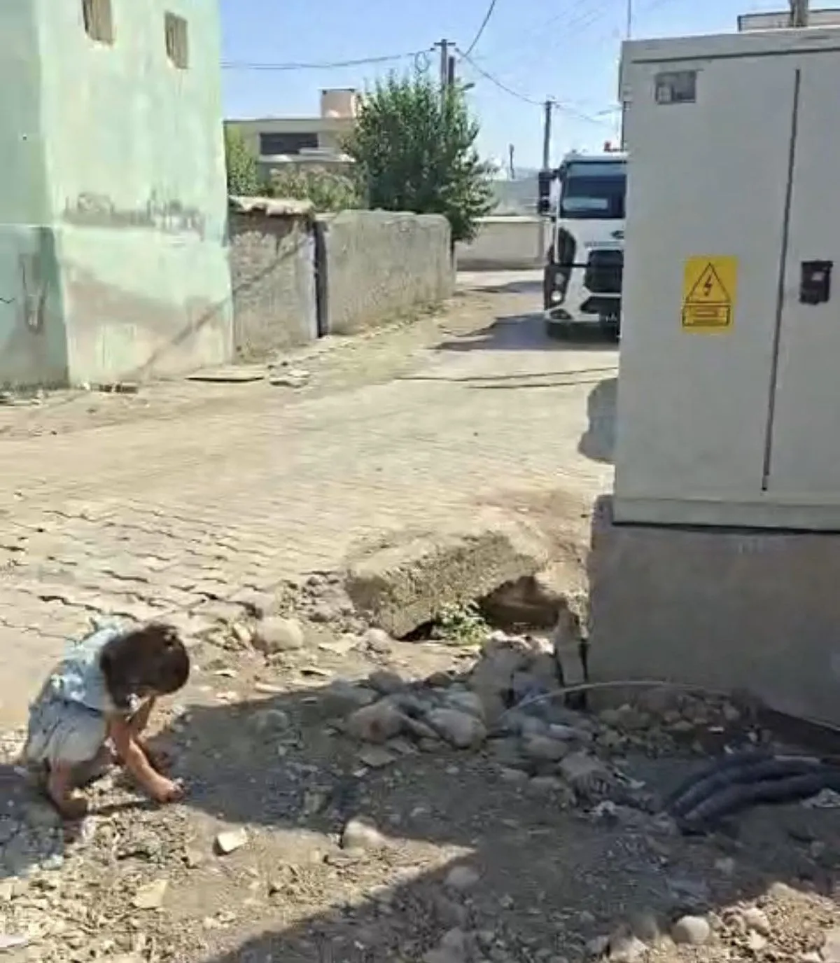 Silopi’de skandal trafo; Su kanalının dibine kuruldu!