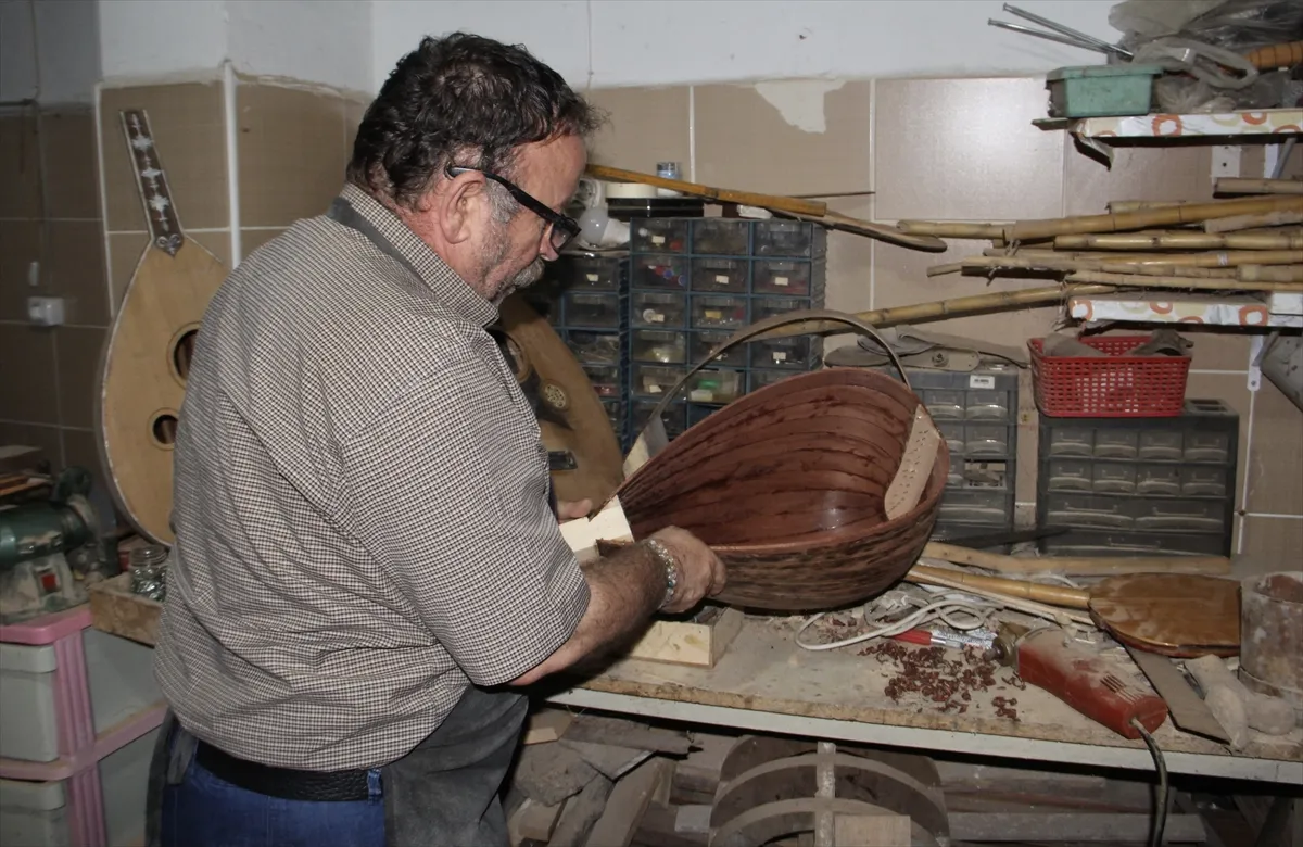 Sinop'ta 31 yıldır enstrüman yapan İbrahim Kocabıyık, en az 200-300 ud üretti