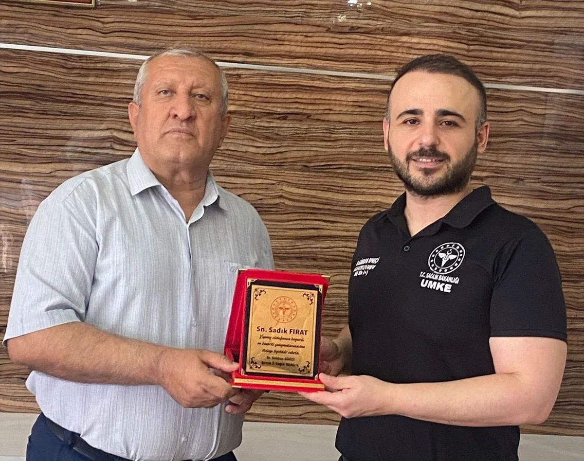 Şırnak'ta 32 yıllık sağlık emekçisi Sadık Fırat'a veda töreni