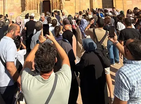 Sivas'ta 'Namaz kılan silüet'e ziyaretçi akını! Her gün aynı saatte