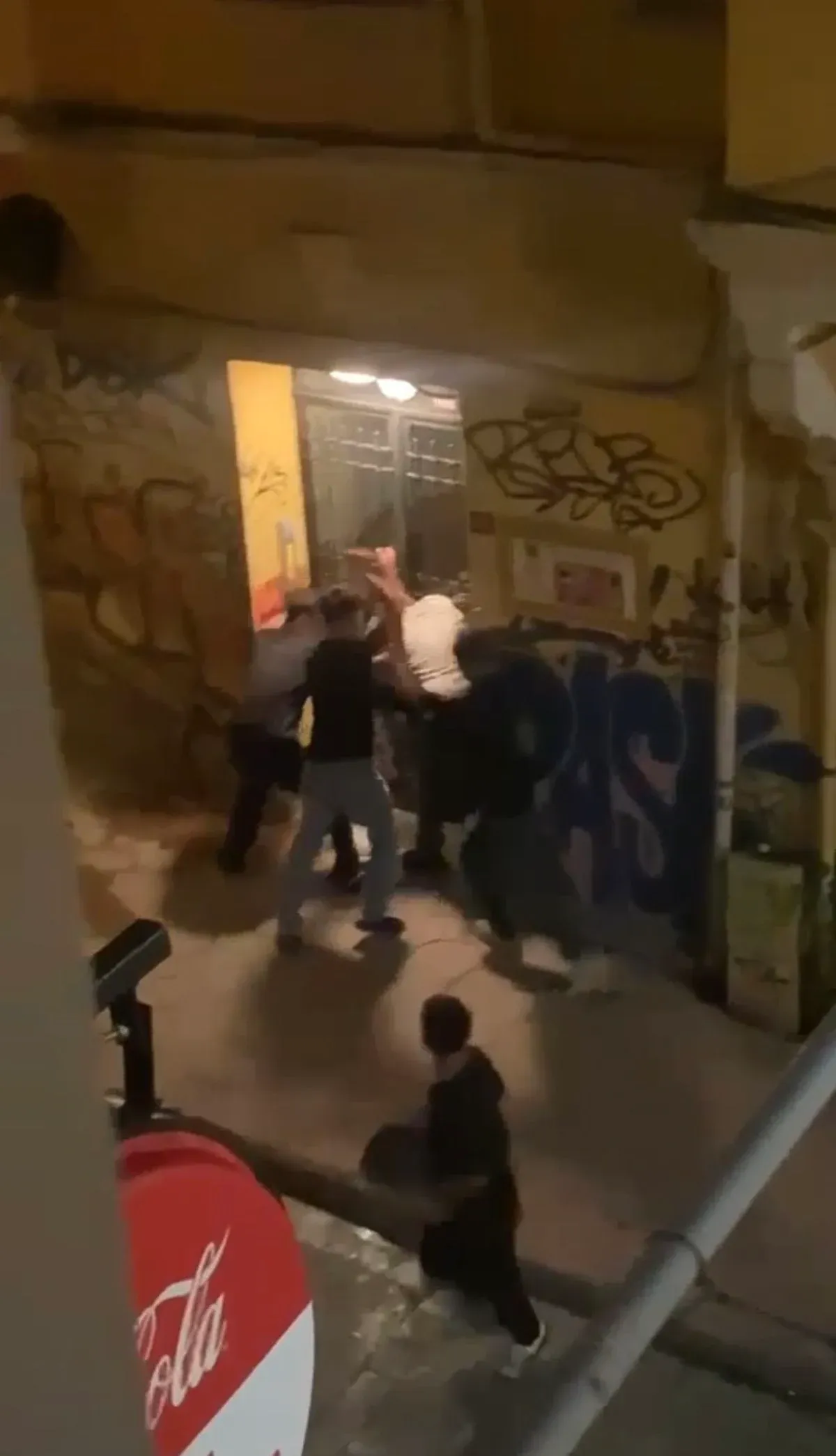 Sokakta darbedip telefon ve parayı gasp ettiler: 4 çocuğa tutuklama