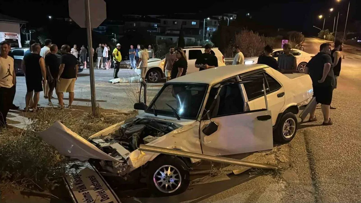 Söke'de Üç Araçlı Kazada 2 Kişi Yaralandı