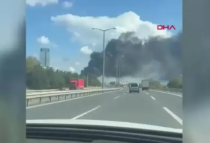 SON DAKİKA I İstanbul'da TEM Otoyolu'nda TIR yangını! Edirne istikameti trafiğe kapatıldı...