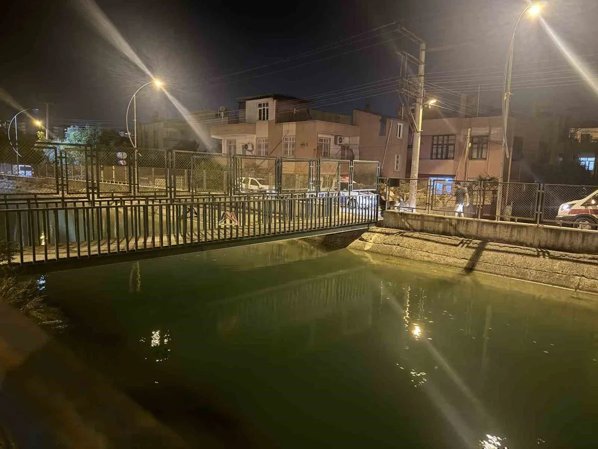 Tarsus'ta Sulama Kanalına Düşen 2 Kardeşten Biri Kurtarıldı, Diğeri Aranıyor