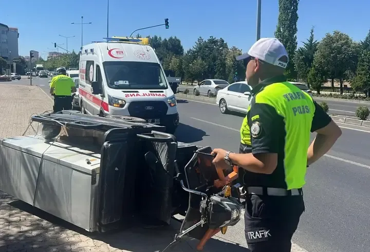 TIR ile üç tekerlekli motosiklet çarpıştı: 1 yaralı