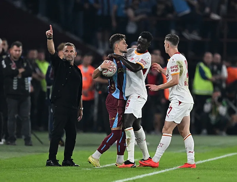 Trabzonspor-Galatasaray derbisinde kırmızı kart!