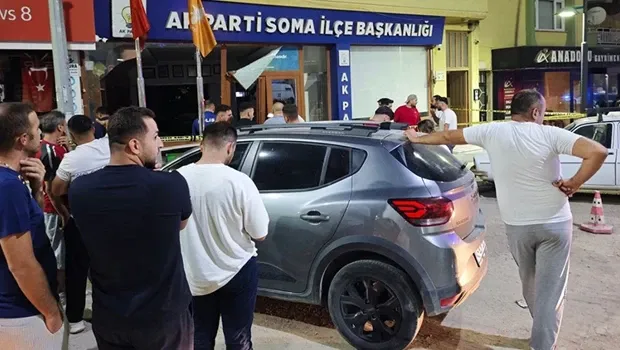 Trafik kazasında otomobil AK Parti ilçe başkanlığı binasına girdi