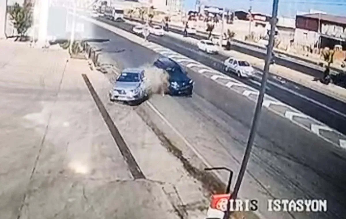 Turgutlu'da Feci Kaza: Savrulan Otomobil Akaryakıt İstasyonunda TIR'a Çarptı