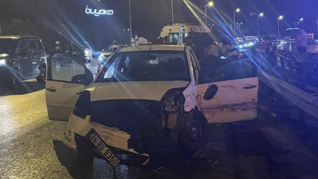 Ümraniye'de zincirleme trafik kazasında 3 kişi yaralandı